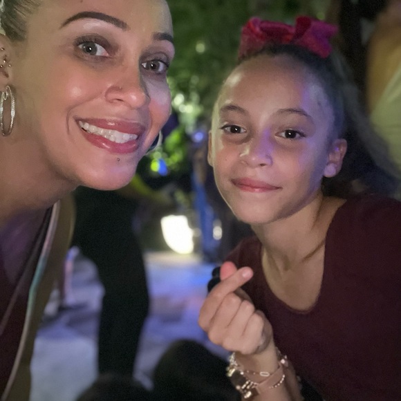 Meet your Poshers, Raquel and Athena - Picture 1 of 3